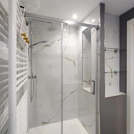 Apartament Ferola Homes *